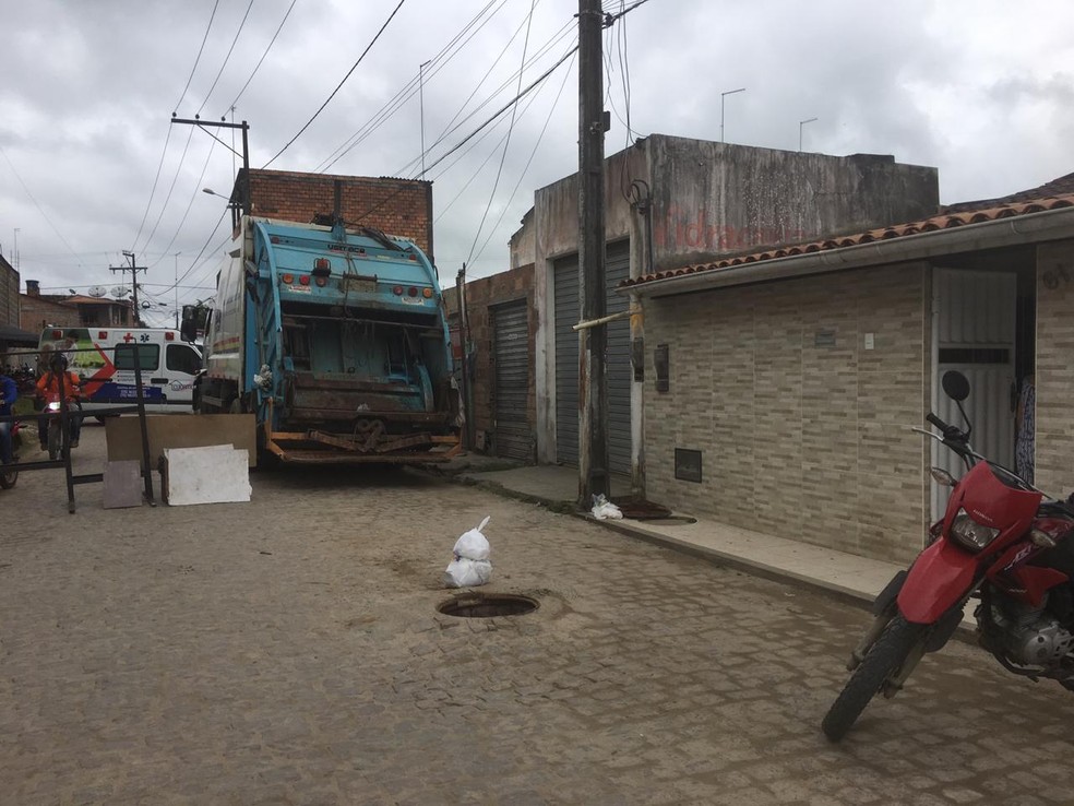 Idoso teve um corte profundo na testa após ser atingido por tampa de bueiro na Bahia — Foto: Blog do Valente