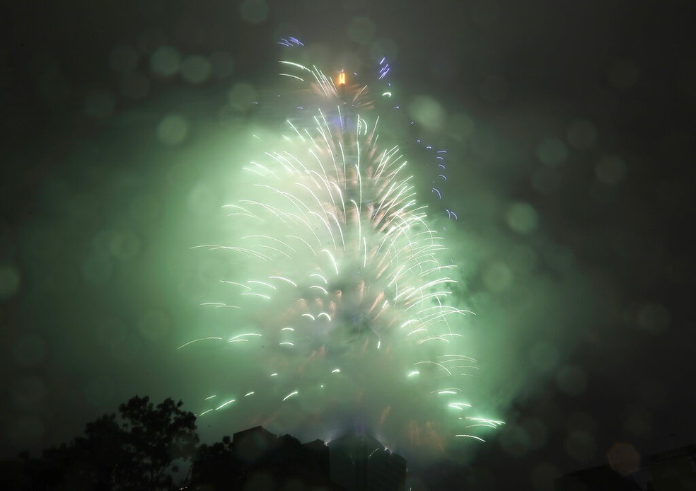 Fogos de artifício explodem do edifício Taipei 101 em tempo chuvoso durante as celebrações do Ano Novo em Taipei, Taiwan, sábado, 1º de janeiro de 2022 — Foto: Chiang Ying-ying/ AP