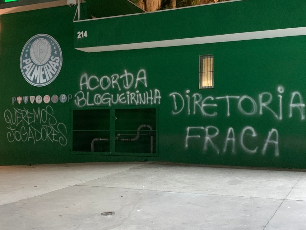 Palmeiras recebe R$ 1,9 mil de indenização dos torcedores que picharam muros do clube