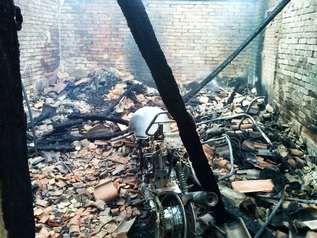 Imóvel ficou destruído após incêndio na zona rural  (Foto: Divulgação/Jacutinga Notícias)