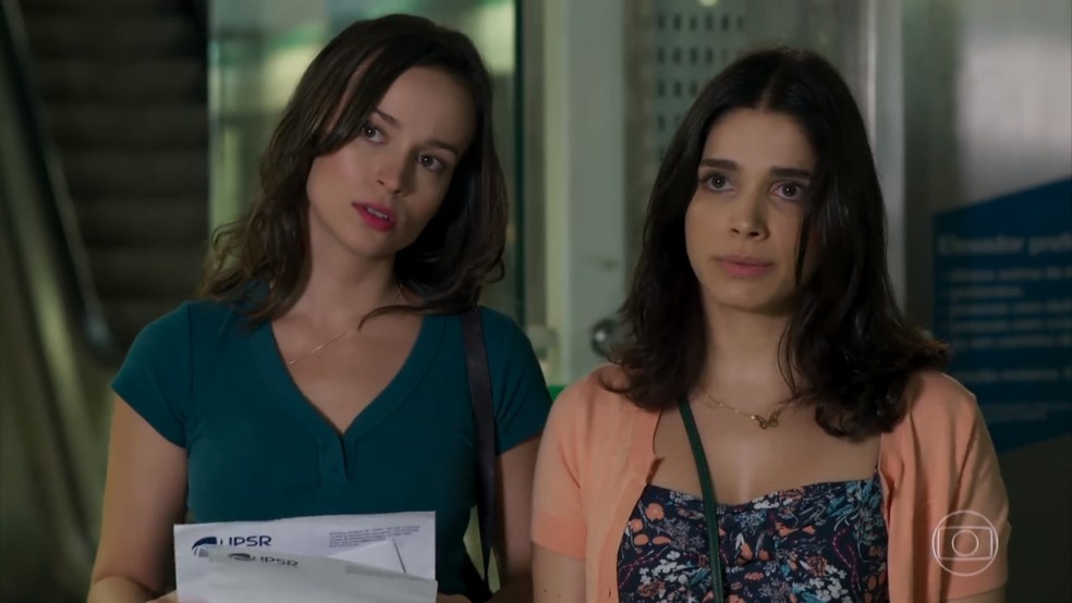 Shirlei (Sabrina Petraglia) pensa que Felipe (Marcos Pitombo) está debochando dela - 'Haja Coração' — Foto: Globo