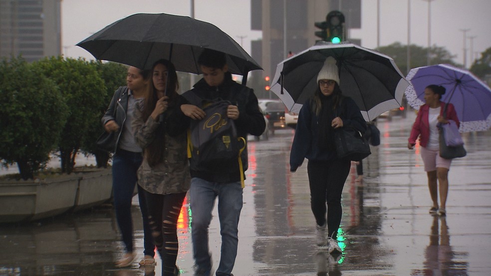 Pedestres em dia de chuva, em Brasília; imagem de arquivo — Foto: TV Globo/Reprodução