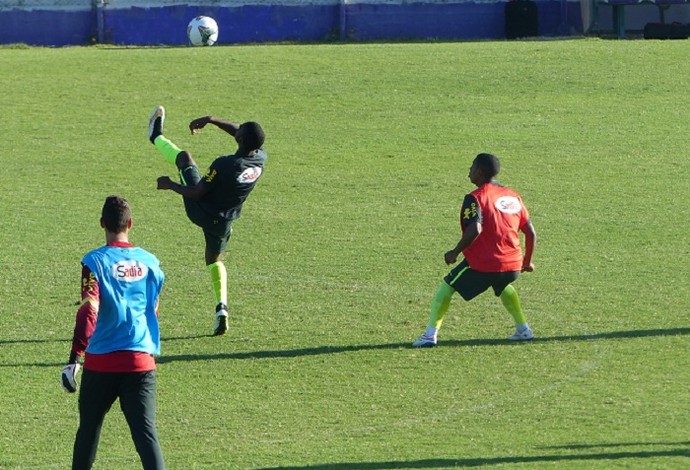Gerson mostra habilidade em treino da seleção brasileira sub-20 (Foto: Felipe Schmidt)