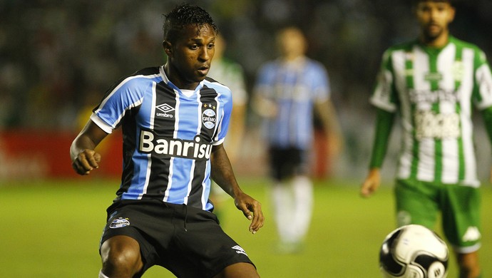 Volta de Bolaños tem falhas da defesa, briga e até futebol americano; Pacotão