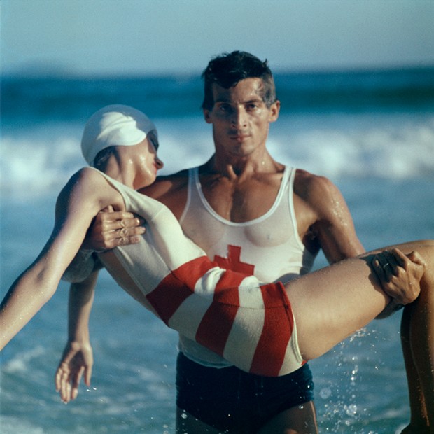 Stripes in the Swim, Copacabana Beach, 1961 -®Norman Parkinson Ltd (Foto: Divulgação)