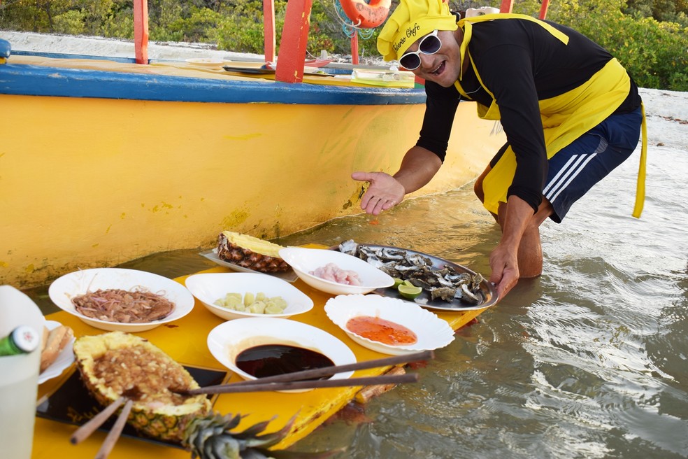 Guia de turismo em Galinhos, no interior do RN — Foto: Maxwell Almeida