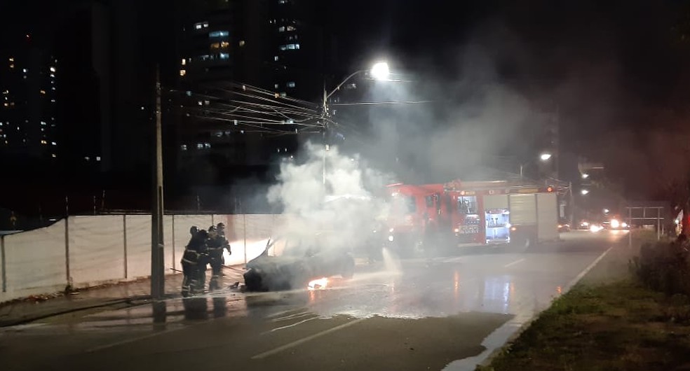 Carro pega fogo em uma das principais avenidas de Natal — Foto: Sérgio Henrique Santos/Inter TV Cabugi