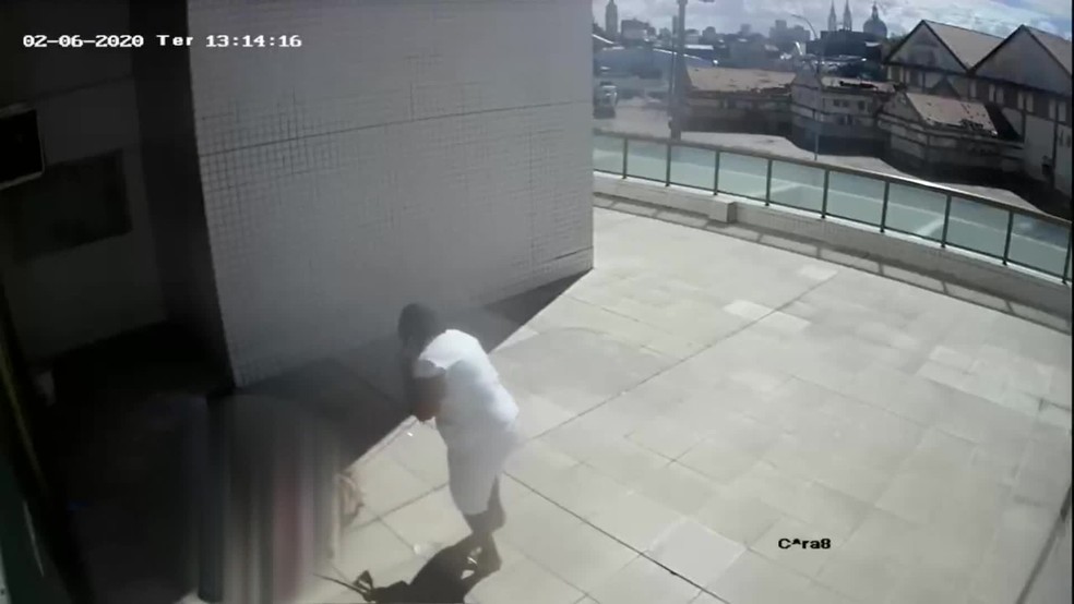 Mirtes Souza, mãe do menino Miguel, ao encontrar o filho no chão depois de cair do 9º andar — Foto: Reprodução/TV Globo