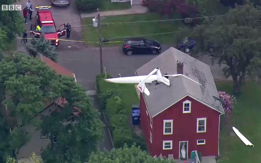 Avião 'invade' sótão de casa nos EUA — Foto: Reprodução/BBC