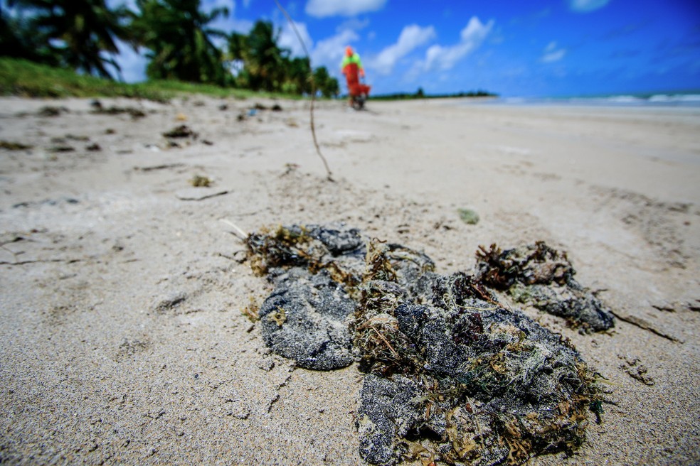 Manchas de óleo do petróleo cru vistas na praia de Ipioca, no litoral norte de Maceió no último dia 13 de outubro — Foto: Pei Fon/RAW Image/Estadão Conteúdo