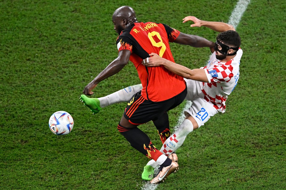 Lukaku e Gvardiol durante Croácia 0 x 0 Bélgica na Copa 2022 — Foto: Alfredo ESTRELLA / AFP