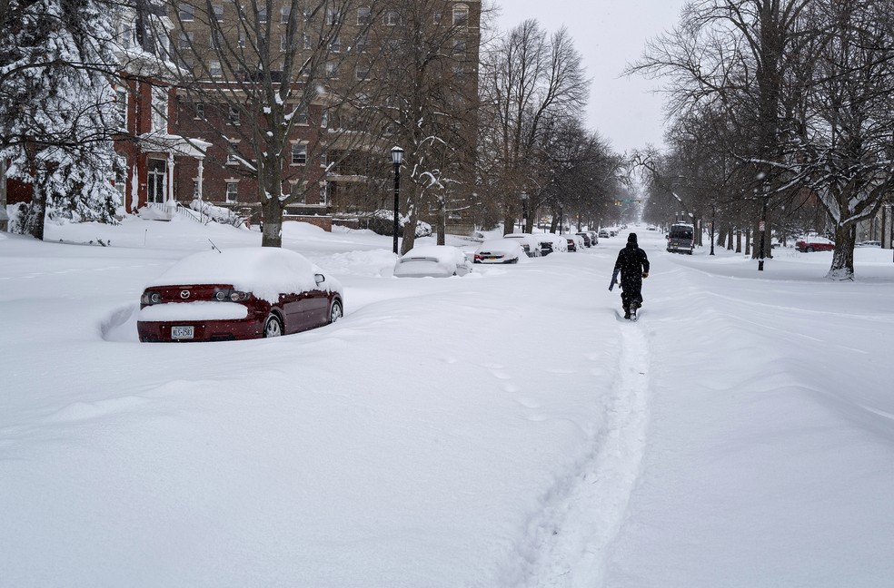Homem caminha no bairro de Elmwood em Buffalo, EUA — Foto: Craig Ruttle/AP