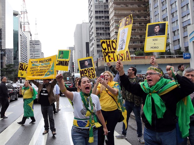 Grupo comemora o impeachment de Dilma Rousseff na Avenida Paulista (Foto: Paulo Whitaker/Reuters)