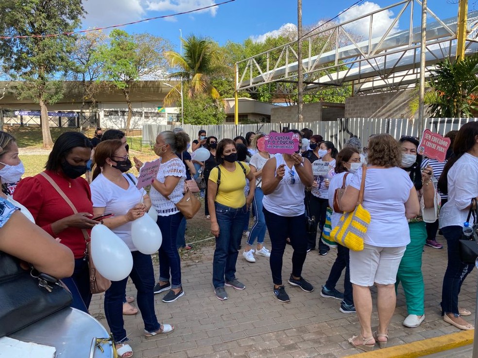 Educadores infantis protestam por reajuste salarial em Presidente Prudente — Foto: Bill Paschoalotto/TV Fronteira 