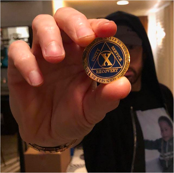O rapper Eminem com a medalha celebrando seus 10 anos sóbrio (Foto: Instagram)