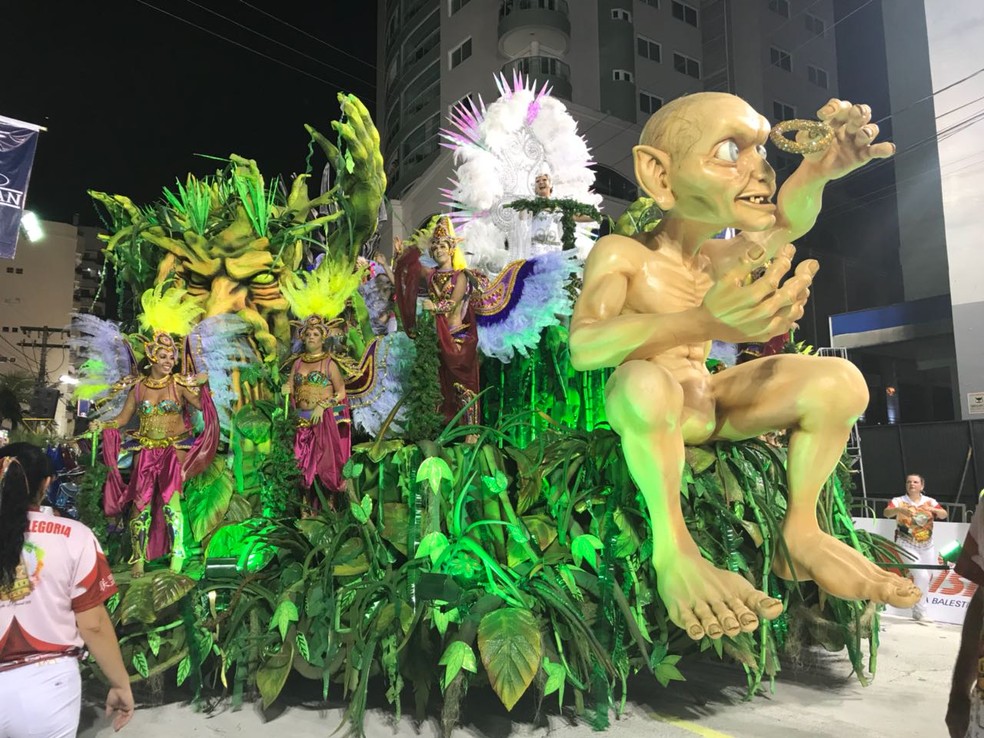 Escola de samba Alian&ccedil;a faz refer&ecirc;ncia aos livros da trilogia 'O senhor dos an&eacute;is' em desfile em Joa&ccedil;aba na noite deste s&aacute;bado (10) (Foto: Eduarda Demeneck/NSC TV)