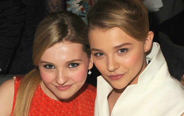 As atrizes Abigail Breslin (à esq.), de 18 anos, e Chloë Grace Moretz, de 17, poderiam ser irmãs ou primas. (Foto: Getty Images)