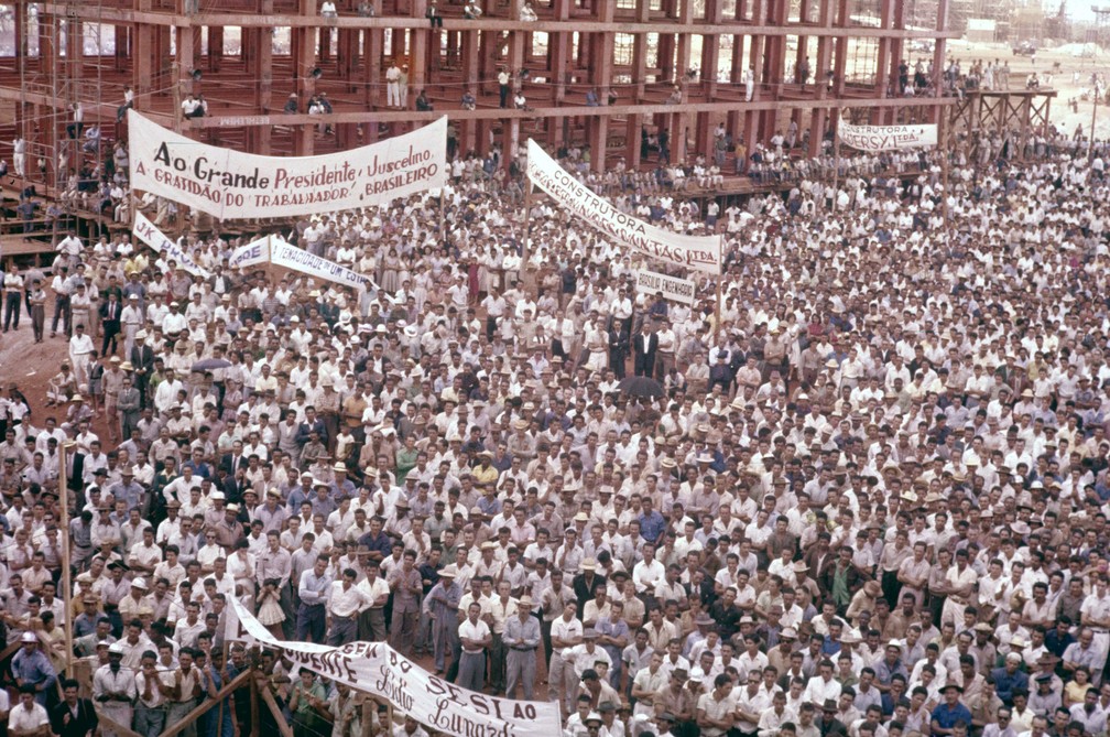Operários que construíram a capital comemoram Dia do Trabalho em Brasília, em 1959, um ano antes da inauguração da cidade (Foto: Arquivo Público do DF/Fundo Novacap/Divulgação)