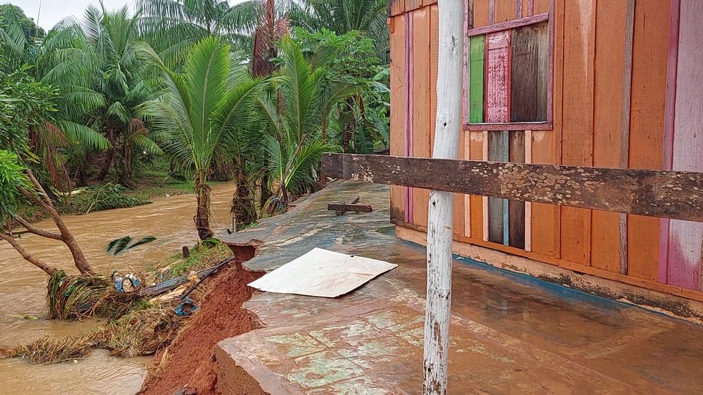 Quintal da casa de Luiz Manoel desabou após rio subir rapidamente — Foto: Matheus Afonso/Rede Amazônica