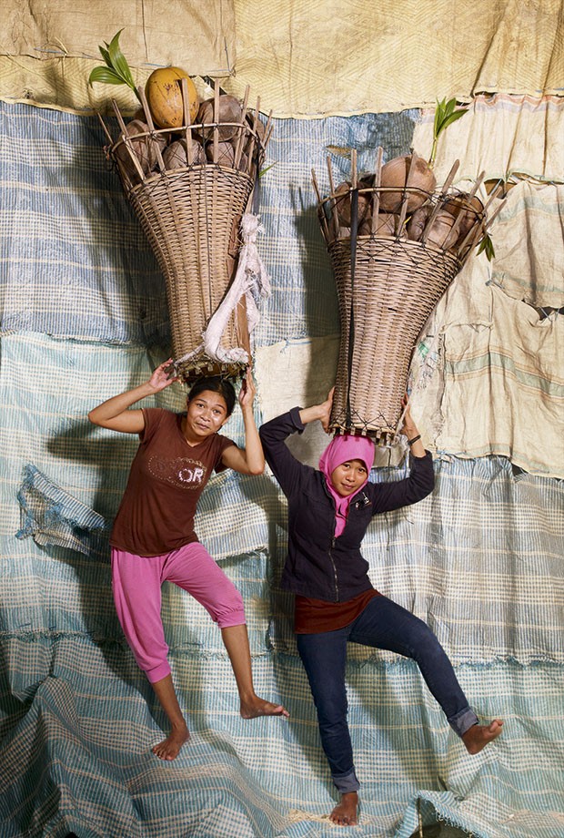 Mulheres carregam pesos da cabeça: Sary e Nifah, da Indonésia, com grandes cestos de frutas (Foto: Floriane de Lassée)