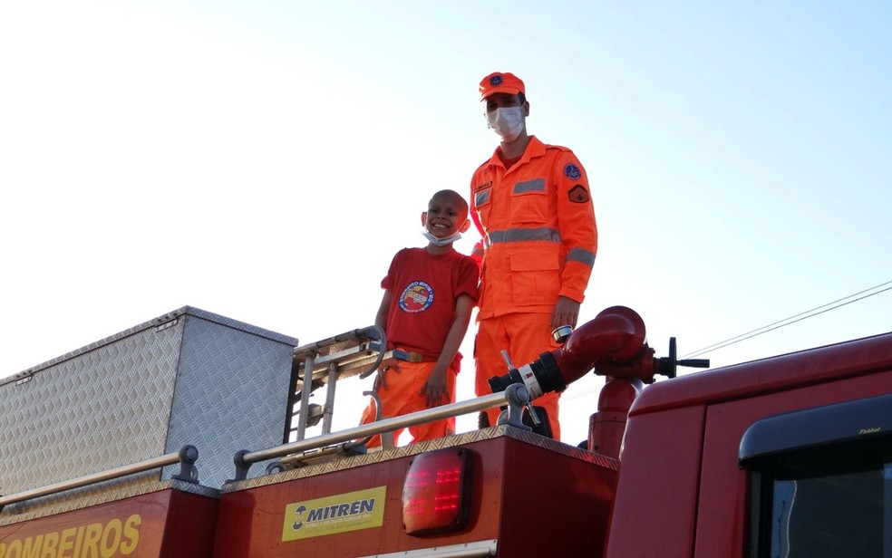 Bombeiros realizam sonho e surpreendem menino em tratamento contra o câncer no dia do aniversário — Foto: Corpo de Bombeiros