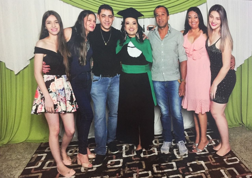 Francielle se formou no curso de enfermagem, em dezembro de 2017, e reuniu a famÃ­lia biolÃ³gica e a adotiva (na foto, da esquerda para a direita: mariana, que Ã© irmÃ£ biolÃ³gica de Danielle, a mÃ£e Ana Maria Barbosa, o pai Edinilson Barbosa, Francielle, o pai JosÃ© Silva, a mÃ£e Maria Silva e Danielle (Foto: Francielle Barbosa/Arquivo pessoal)