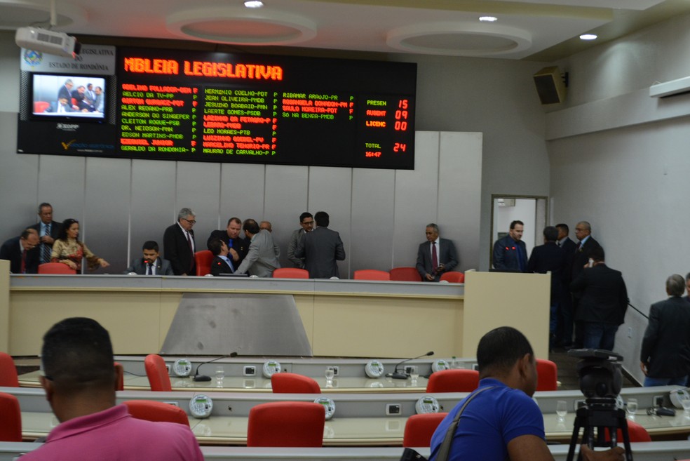 Em sessão extraordinário deputados estaduais revogam Projeto de Resolução que criava auxílio-alimentação de R$ 6 mil além de cortar 20% em verba indenizatória (Foto: Jheniffer Núbia /  G1)