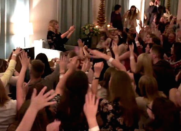 A cantora Taylor Swift com fãs dentro de sua casa (Foto: YouTube)