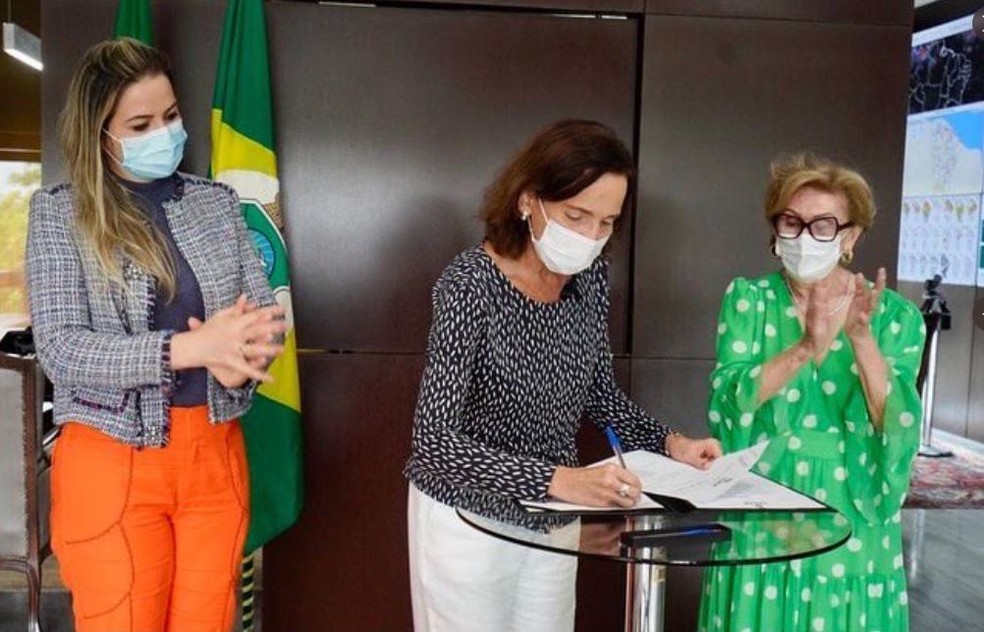 Izolda assinou lei ao lado da secretária Onélia Santana e da ex-secretária Socorro França. — Foto: Twitter/Reprodução