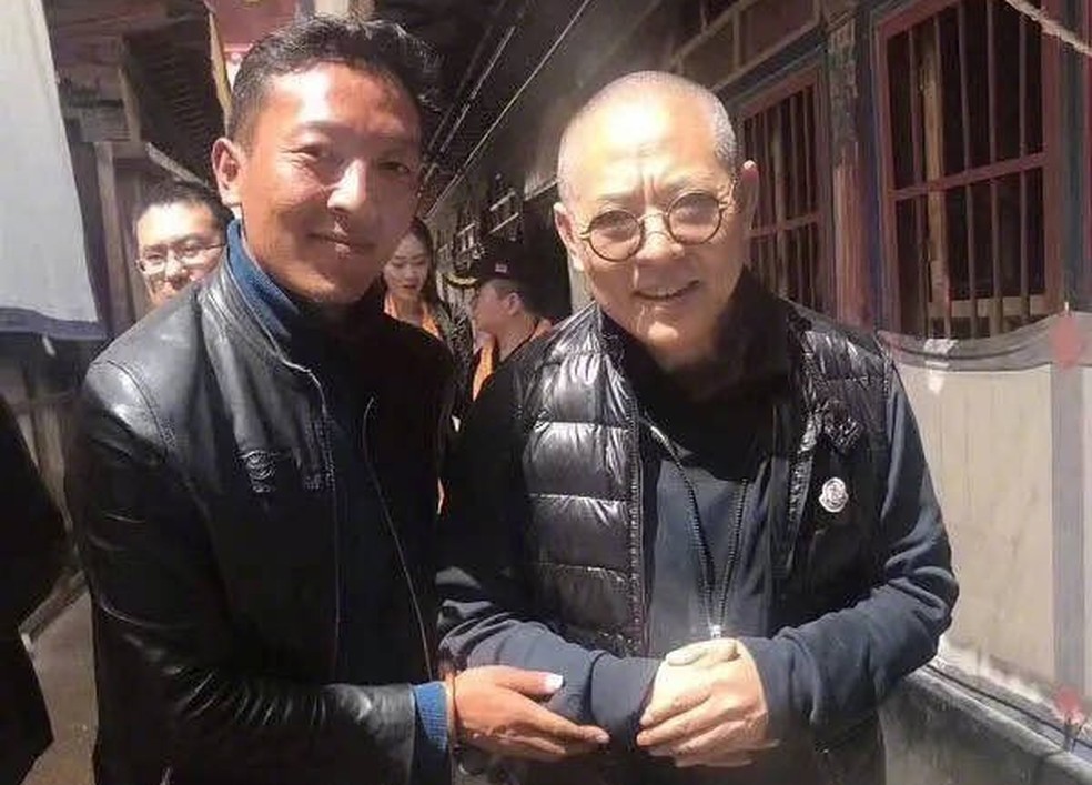 Jet Li (direita) posa com fÃ£ (Foto: ReproduÃ§Ã£o/Twitter/StxNaty)