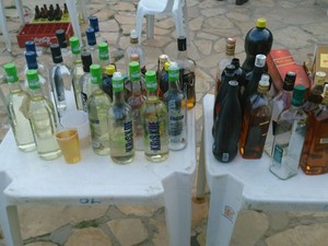 PM encontrou grande quantidade de álcool na festa. (Foto: Bahia, Festa, Menores)