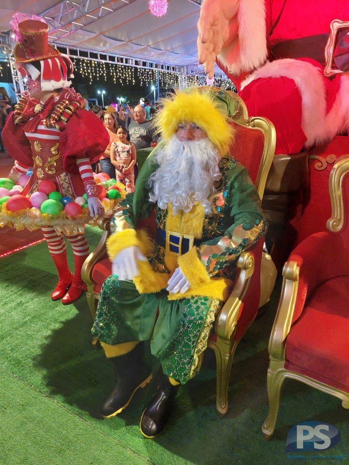 Cidade de MT veste Papai Noel com roupa verde e amarela