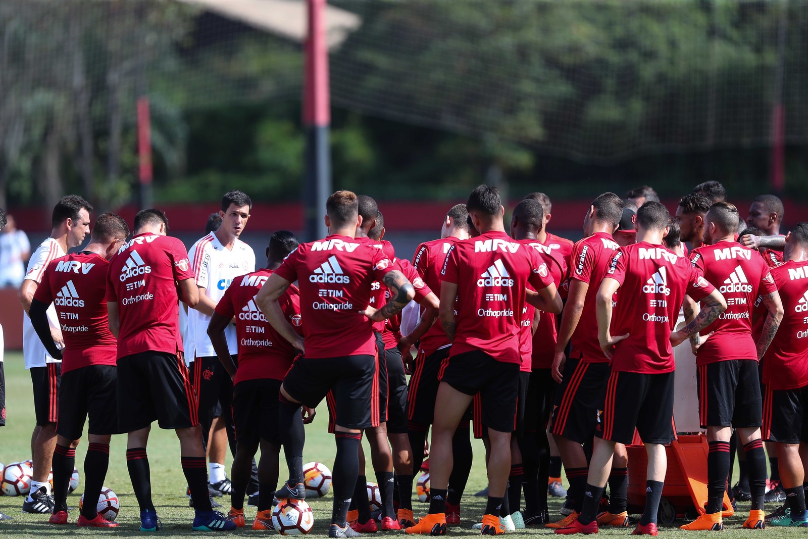 Blindado, Flamengo trabalha em silêncio à espera do novo treinador