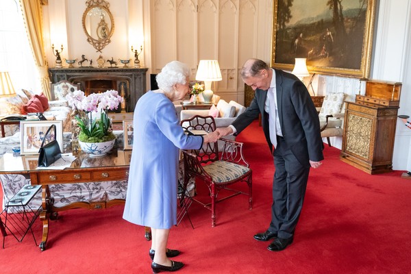 A Rainha Elizabeth 2ª em evento no Palácio de Windsor com o músico Thomas Trotter, em registro que expôs foto da monarca com os bisnetos (Foto: Getty Images)