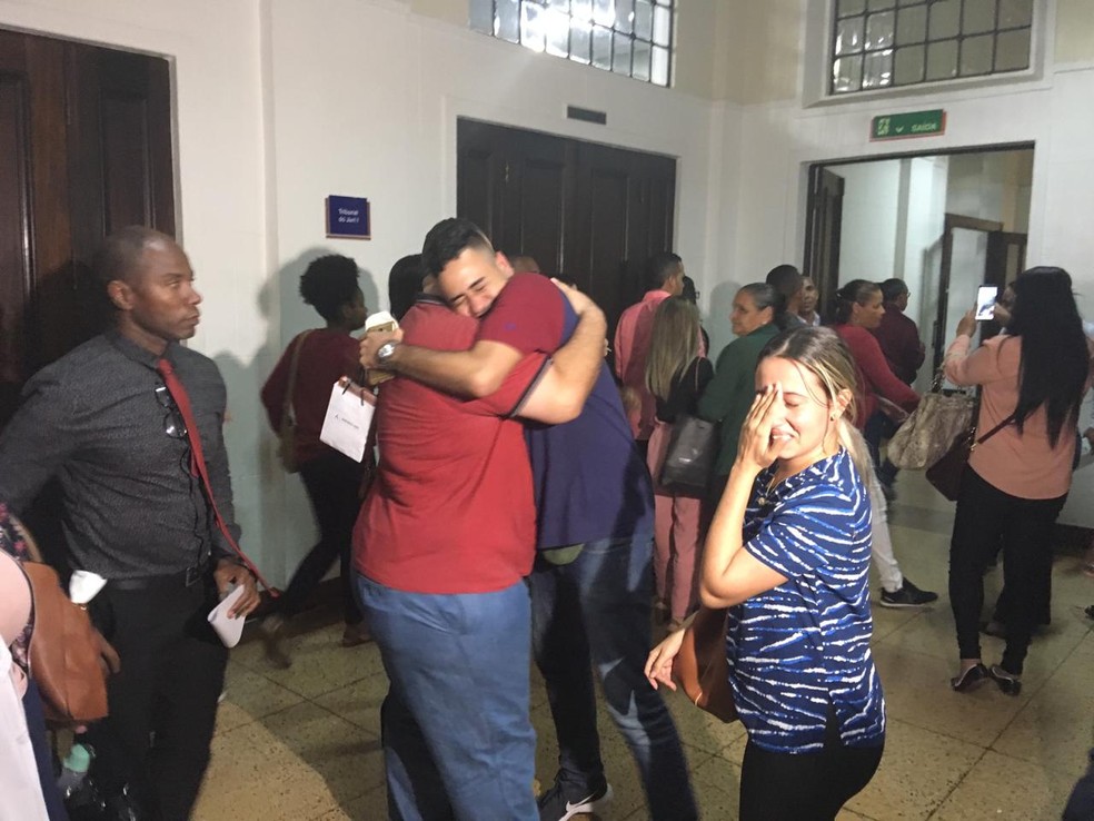 Amigos de Andreza após o fim do julgamento no Fórum Ruy Barbosa — Foto: João Souza/ G1