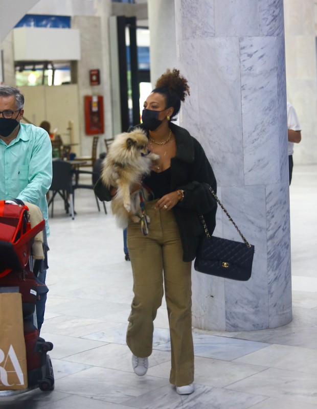 Sheron Menezzes é vista em aeroporto com cachorrinho (Foto: Vitor Pereira/AgNews)
