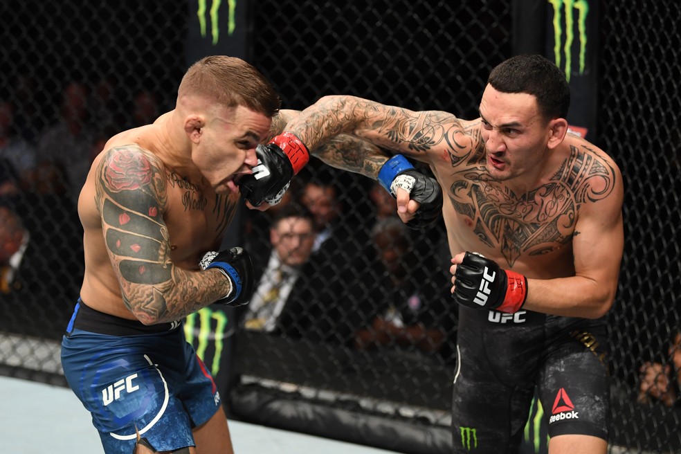 Max Holloway recebeu US$ 350 mil de bolsa, e Dustin Poirier levou US$ 250 mil — Foto: Getty Images