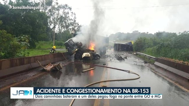 Duas carretas batem e uma delas pega fogo na BR-153, em Itumbiara