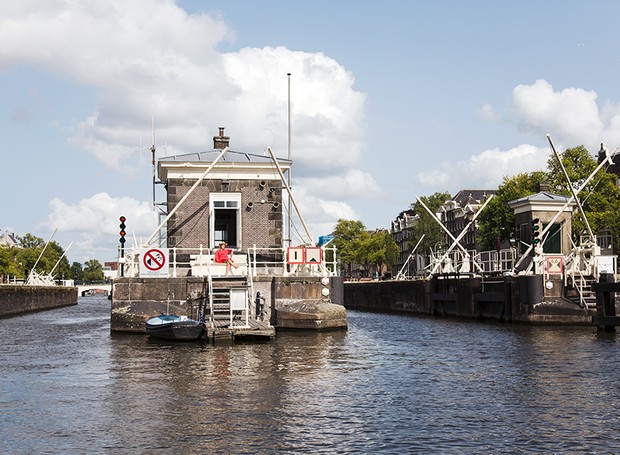 Amstelschutsluis, uma casa localizada no meio do rio Amstel de Amsterdã, por exemplo, é acessível apenas por barco (Foto: Reprodução/metropolis)