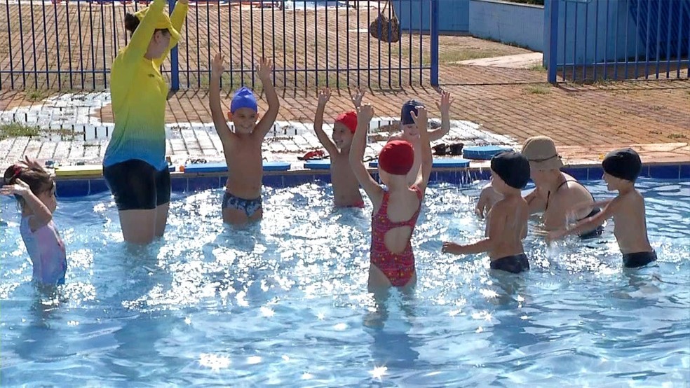 O ideal é que as piscinas tenham grades ou outro tipo de proteção ao redor. — Foto: Reprodução/TVMorena