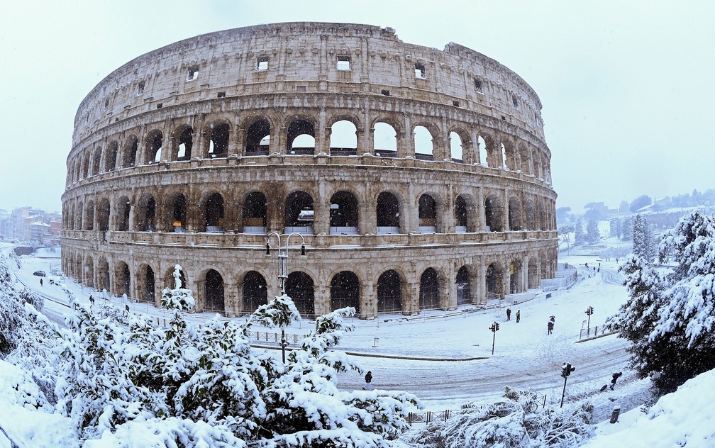 Coliseu é visto nesta segunda-feira (26) em Roma durante rara nevasca (Foto: Alberto Lingria/Reuters)