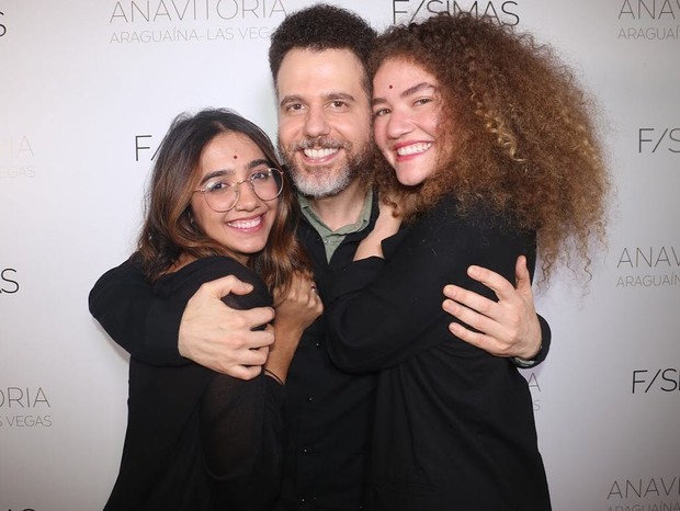 Felipe Simas com o duo Anavitoria (Foto: Reprodução/Instagram)