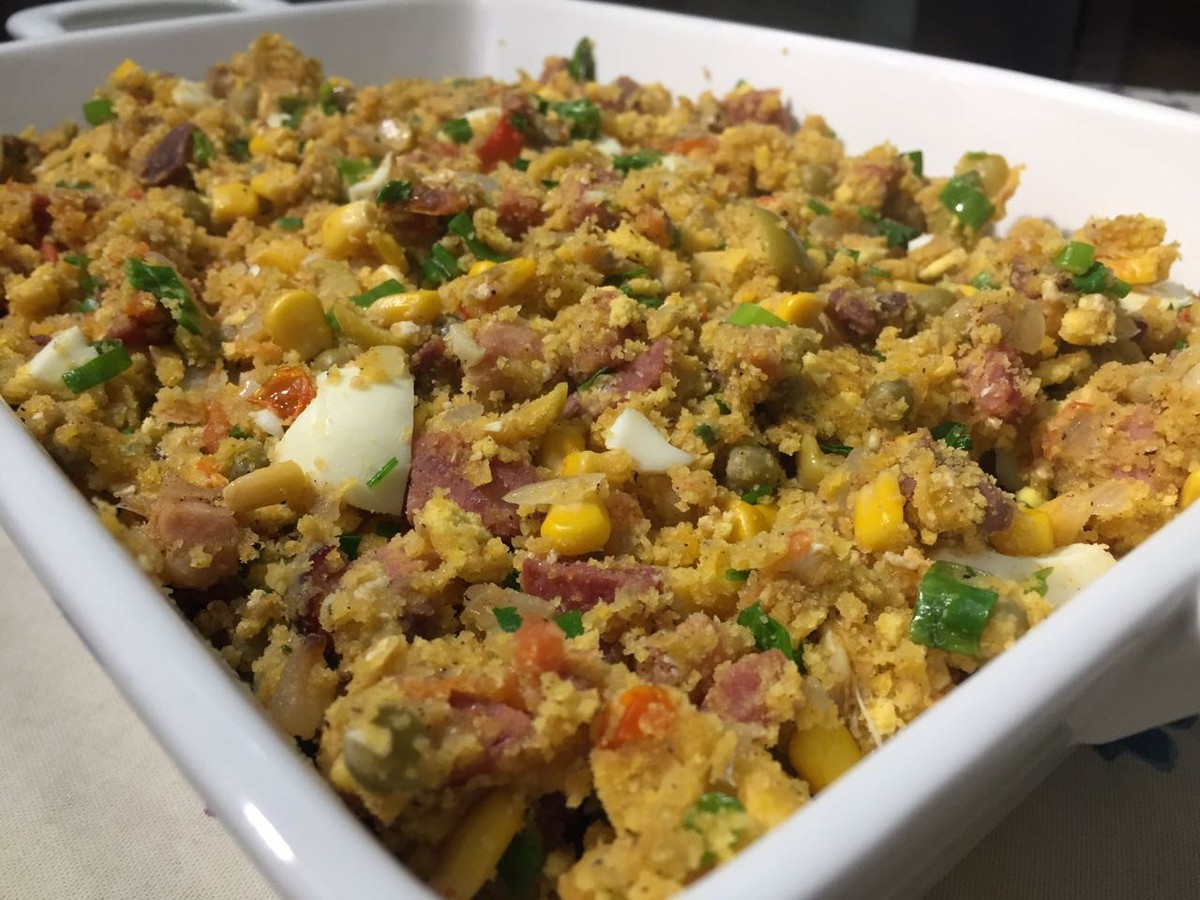 Farofa Molhada fica deliciosa com mistura de bacon, calabresa e moela