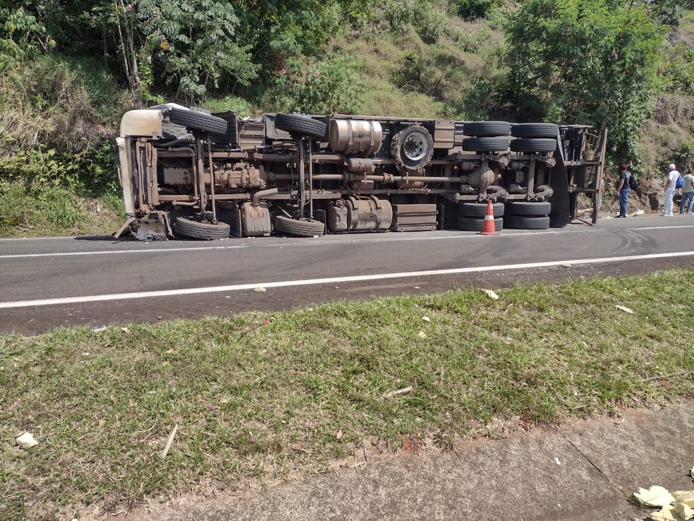 Caminhoneiro, de 33 anos, não sobreviveu ao tombamento — Foto: Arquivo Pessoal