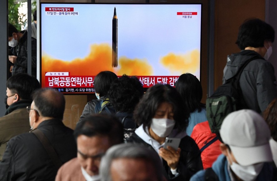 Televisão na Coreia do Sul noticia teste de míssil mais recente realizado pelos norte-coreanos
