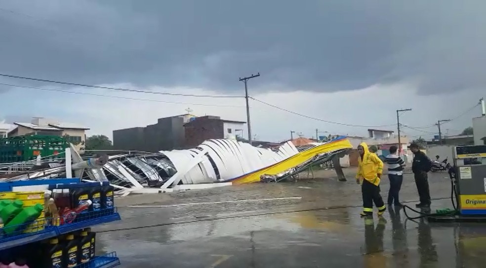 Cobertura de posto de combustíveis é destruída por fortes ventos durante temporal em Jequié, na BA. — Foto: Jeck Sanches/Arquivo pessoal