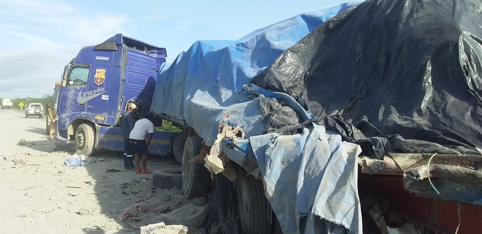Caminhão que estava parado de forma irregular quando foi atingido por ônibus. — Foto: Diário Corumbaense