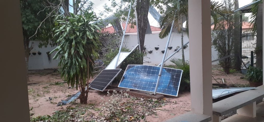 Tempestade de poeira causou estragos à Associação Filantrópica de Proteção aos Cegos de Presidente Prudente (SP) nesta sexta-feira (1º) — Foto: Eliete Margutti