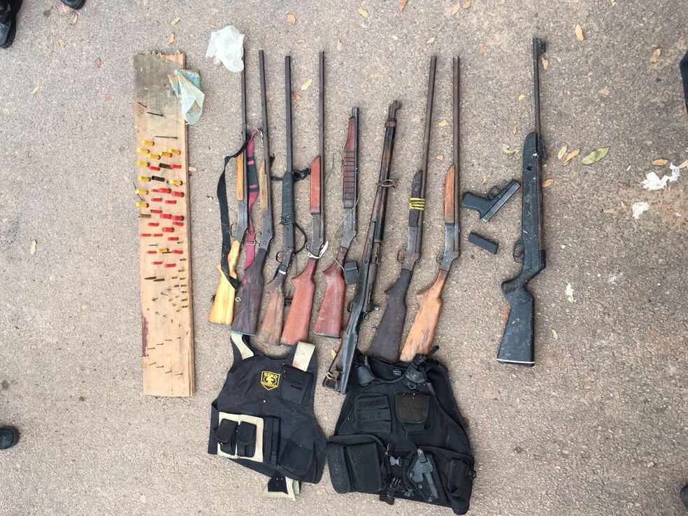 Armas e coletes apreendidos na fazenda — Foto: Ascom/PC