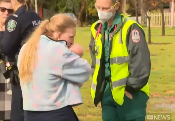 Vídeo mostra momento em que mãe reencontra bebê, após furto (Foto: Reprodução/Facebook/ABC Adelaide)